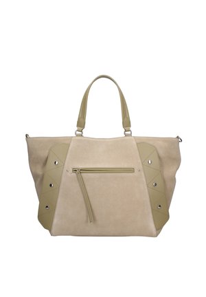 Sac fourre-tout en daim beige clair avec deux poignées, poche zippée devant et panneaux décoratifs cousus avec des clous en métal sur les côtés.