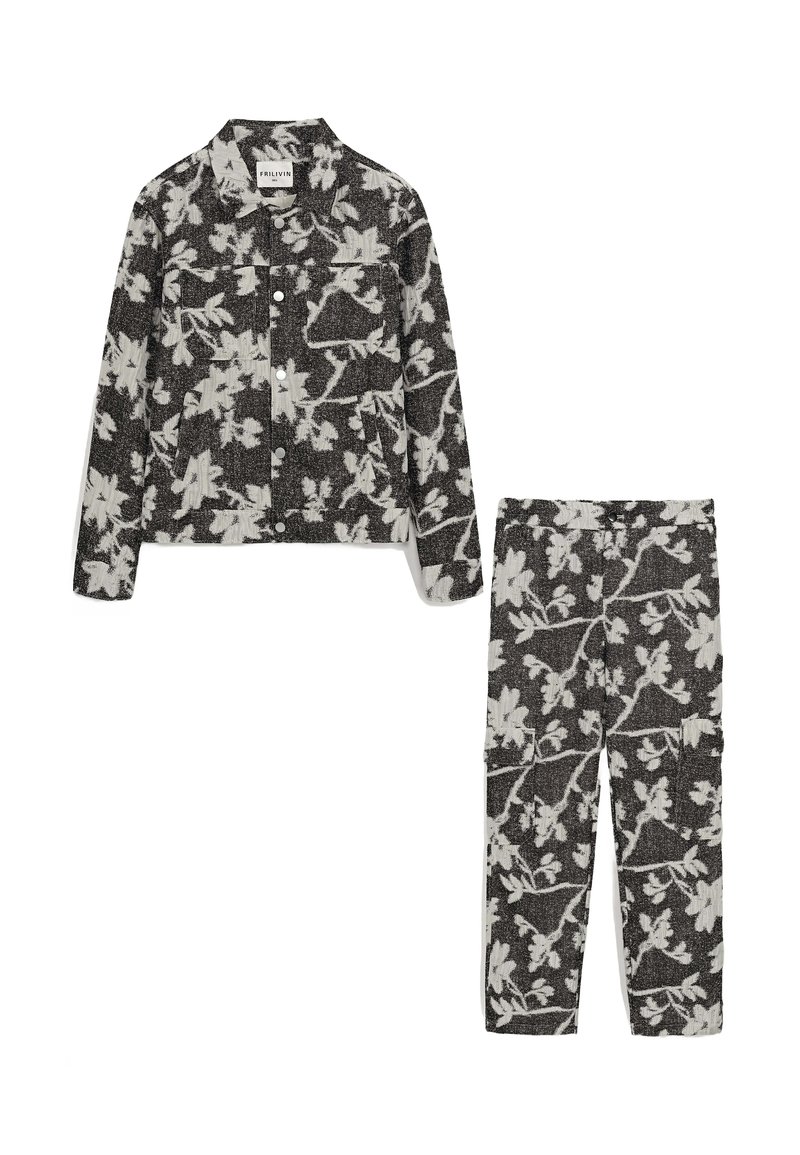 Veste noire et blanche à motifs floraux avec des boutons et deux poches, associée à un pantalon noir et blanc à motifs floraux assortis avec une taille élastique.