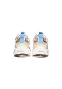 Baskets avec une tige en mesh beige, des accents bronze métallisé et des languettes de tirage bleu au talon. Semelle intermédiaire blanche épaisse avec une semelle extérieure en caoutchouc brun texturé.