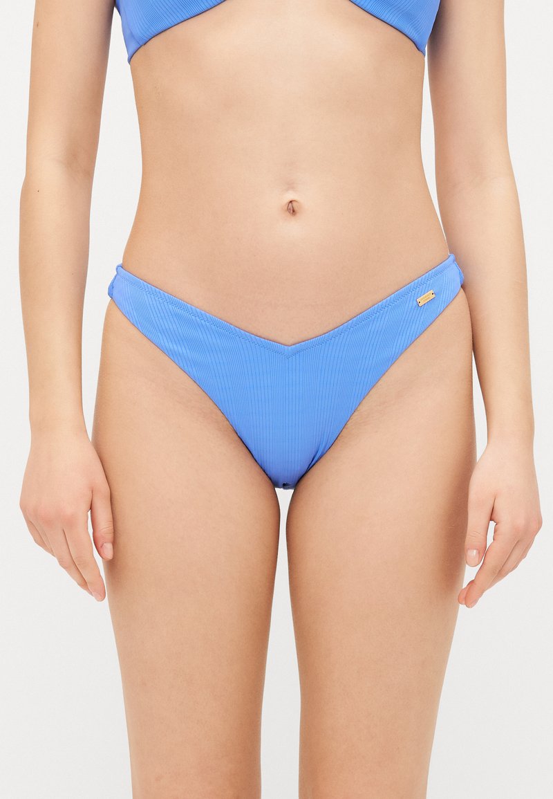 Svetlo modri bikini hlački z rebrasto teksturo, v obliki črke V spredaj in brezšivnimi robovi. Imajo majhen zlat akcentni logotip.