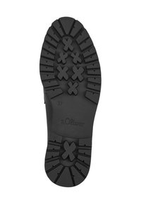 Semelle d'une botte noire avec une épaisse semelle à crampons, présentant des motifs en forme de croix et la marque "s.Oliver" avec taille 37.