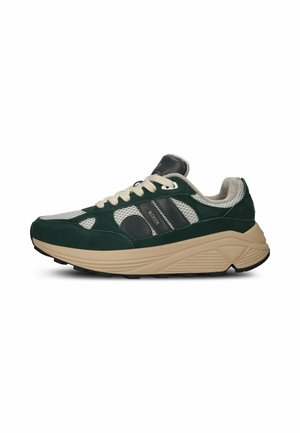 Zapatilla deportiva de perfil bajo con parte superior de ante verde oscuro y malla, suela gruesa beige, cordones blancos y franjas laterales negras con la etiqueta Bickstin.