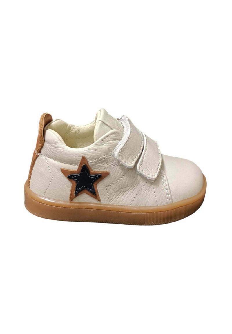 Sneaker bianca in pelle con due cinturini in velcro, linguetta posteriore marrone e un accento a stella nera sul lato. Suola in gomma con un motivo testurizzato.