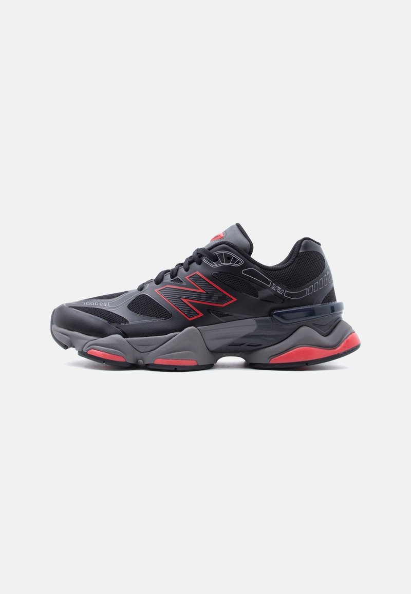 Baskets de sport New Balance noires et rouges avec des panneaux en mesh et une semelle épaisse et texturée, vues de côté sur fond blanc.