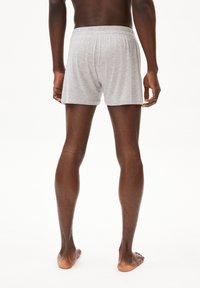 Boxers en coton gris avec une taille élastique, présentant une coupe décontractée et une texture lisse, affichés de dos.