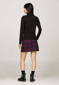 Tommy Jeans SLIM BADGE MOCKNECK - Tops ar garām piedurknēm - black