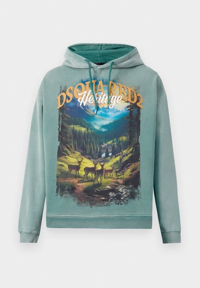 Sudadera verde menta con un gráfico frontal que muestra ciervos y un paisaje natural, con el texto "DSQUARED2 Heritage" en colores contrastantes.