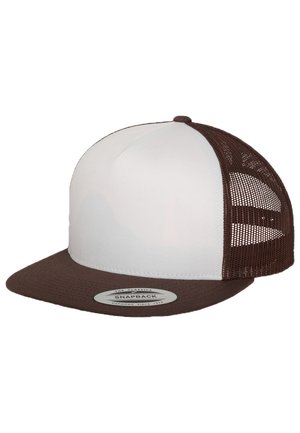 Brun snapback-keps med en vit frontpanel, nät-sidor, platt skärm och en cirkulär etikett på undersidan av skärmen.