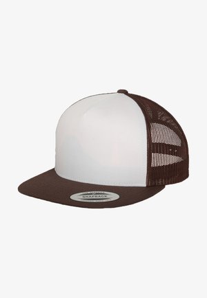 Căciulă snapback maro cu panou frontal alb, părți din plasă, vizieră plată și un eticheta circulară pe partea inferioară a vizierii.