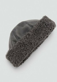 Chapeau gris avec un bord en fausse fourrure grise douce et texturée. Le tissu principal est lisse, avec une forme arrondie sur le dessus. Détails de couture visibles.