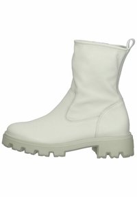Botín de cuero blanco hasta el tobillo con un acabado texturizado, forma cónica y suela gruesa, ligeramente translúcida, con surcos distintivos.