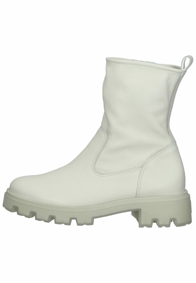 Valkoinen nahkainen nilkk boot, jossa on teksturoitu pinta, kapeneva muoto ja paksu, hieman läpikuultava pohja, jossa on selkeät urat.