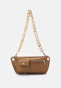 Brun nylon taske med en struktureret finish, har en aftagelig kraftig kædestrop, to lomme med lynlås og et klaprum med trykknap.