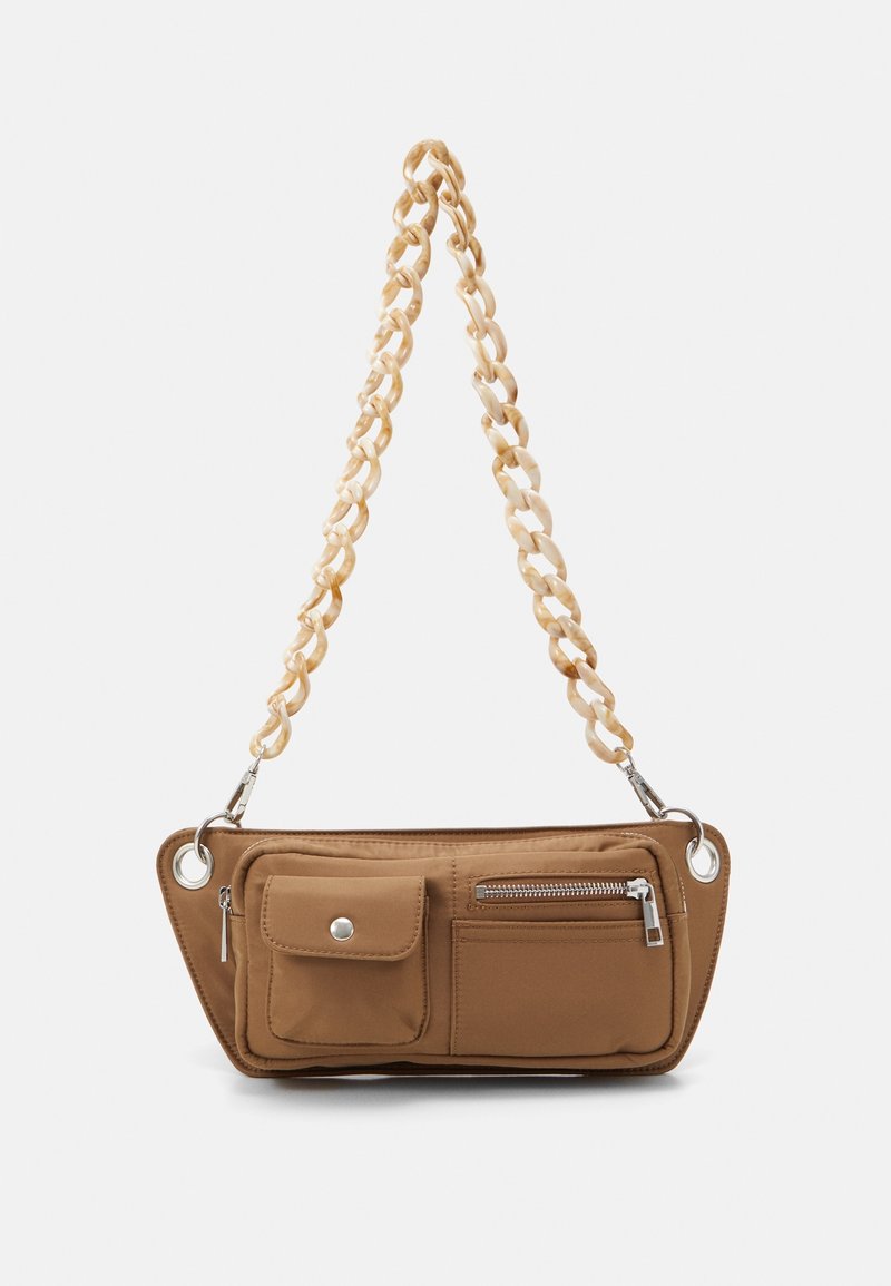 Brun nylon taske med en struktureret finish, har en aftagelig kraftig kædestrop, to lomme med lynlås og et klaprum med trykknap.