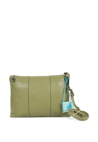 Borsa a tracolla in pelle verde con finitura testurizzata, dotata di una tracolla rimovibile e un piccolo accento blu. Chiusura con zip e design minimalista.