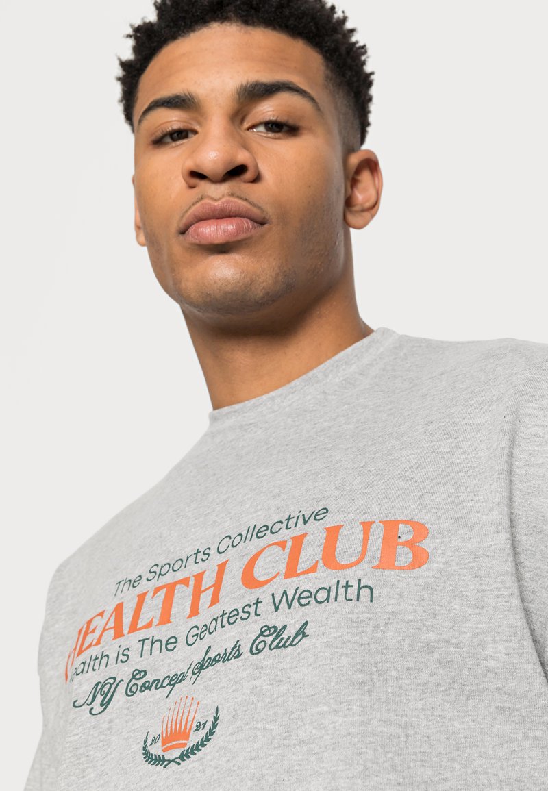 Herren T-Shirts basic | NY CONCEPT HEALTH CLUB TEE UNISEX T-Shirt print grey marl/grau-meliert - WV39134 Herren T-Shirts basic | NY CONCEPT HEALTH CLUB TEE UNISEX T-Shirt print grey marl/grau-meliert - WV39134