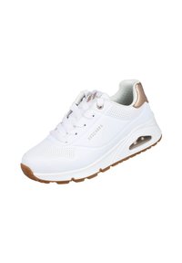 Zapatilla blanca hecha de material sintético, con un acento marrón claro, diseño perforado, cordones y una suela visible con amortiguación de aire.