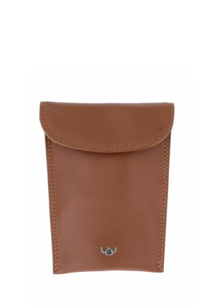 Pochette en cuir marron avec fermeture à rabat et coutures visibles, avec un petit emblème argenté en bas au centre.