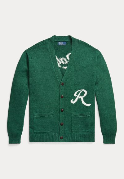 Cardigan verde lavorato a maglia con bottoni, con due tasche frontali e una lettera bianca "R" sul lato inferiore destro.