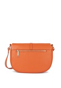 Borsa a tracolla in pelle arancione con tasca con zip, texture liscia, forma arrotondata e tracolla regolabile. Presenta hardware minimale.