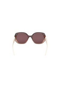 Gafas de sol cuadradas con degradado marrón y varillas blancas, que presentan un marco de plástico suave y lentes oscuros.