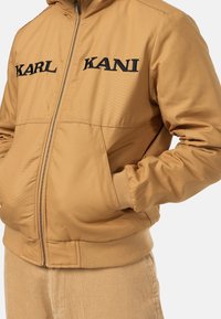 Karl Kani Bunda z umělé kůže - sand