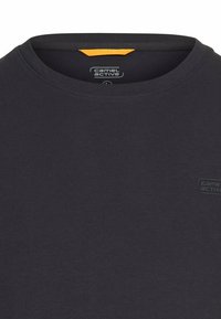 Marineblauw heren T-shirt met ronde hals, gemaakt van zachte katoen, met een textuur afwerking en een merklogo aan de onderkant. Kleine gele label bij de hals.