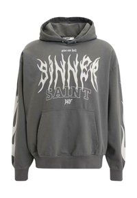 Grå hettegenser laget av bomull med frontlomme. Har stor hvit flamme-lignende tekst "SINNER SAINT" og flamme-design på ermene.