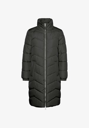 Abrigo acolchado de color verde oscuro con un cuello alto, cierre de cremallera en la parte delantera y bolsillos laterales. Presenta un patrón de acolchado en forma de chevrón y puños elásticos. Diseño de longitud media.