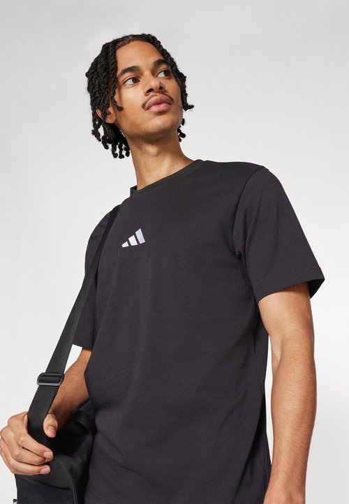 adidas Essentials Small Logo Single Jersey Tee Black White — foto 4