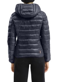 Marineblauer Steppjacke mit Kapuze, ausgestattet mit gesteppten Abschnitten und einem seitlichen Akzent. Das Material wirkt glänzend und glatt mit einer taillierten Silhouette.