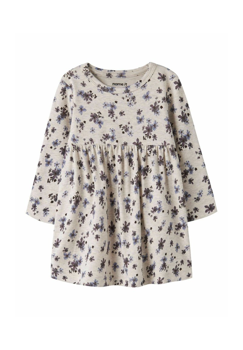 Robe bébé beige à manches longues avec taille froncée et petit imprimé floral violet foncé et clair sur toute la surface.
