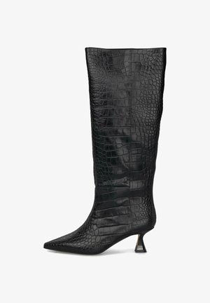 Bottes noires montantes en simili cuir crocodile texturé. Dotées d'un bout pointu et d'un design de talon géométrique.