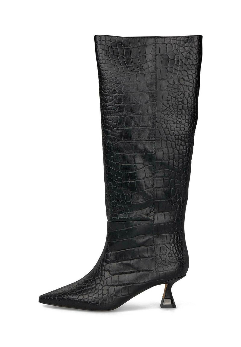 Stivale nero al ginocchio realizzato in pelle sintetica effetto coccodrillo. Presenta una punta a forma appuntita e un design geometrico del tacco.