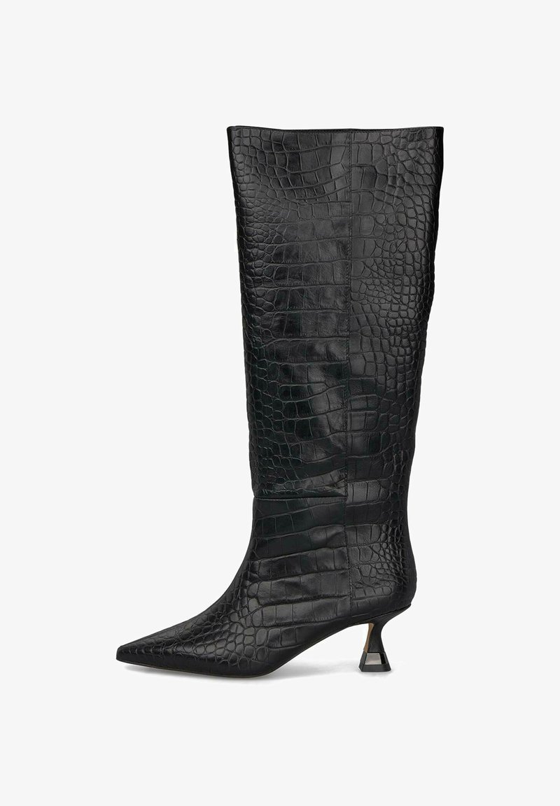 Stivale nero al ginocchio realizzato in pelle sintetica effetto coccodrillo. Presenta una punta a forma appuntita e un design geometrico del tacco.