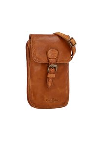 Bolso de hombro de cuero marrón con cierre de solapa, acento de hebilla y un acabado texturizado. Presenta una cremallera a lo largo del costado.