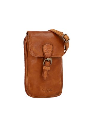 Bruine leren schoudertas met een klepverclosure, gespaccent en een gestructureerde afwerking. Bevat een rits langs de zijkant.