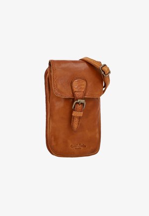 Bruine leren schoudertas met een klepverclosure, gespaccent en een gestructureerde afwerking. Bevat een rits langs de zijkant.