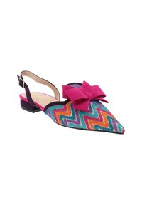 Scarpe slingback colorate con punta appuntita, motivo a zigzag in blu, rosa e arancione, con un accento a fiocco rosa e tacco nero basso.