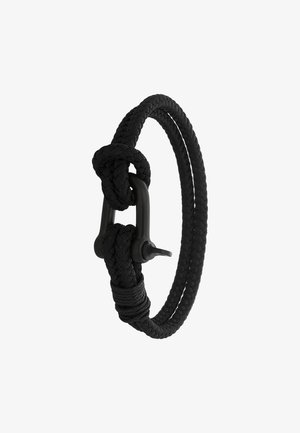 Zwarte gevlochten armband met een geknoopt ontwerp, voorzien van een matte zwarte metalen sluiting. De textuur is glad met een geweven uitstraling.
