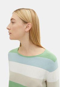 Leichter Sweater mit horizontalen Streifen in Grün, Blau, Weiß und Beige. Runder Halsausschnitt und strukturierter Strickstoff.