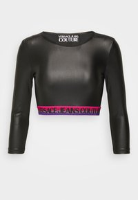 Černý crop top vyrobený z lesklého materiálu s dlouhými rukávy; má na lemu zářivý logo pás v růžové a fialové barvě.