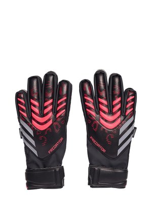 Par de guantes de portero Adidas Predator negros y rojos con correas en la muñeca y rayas plateadas reflectantes.
