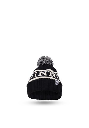 Gorro de punto negro con banda de texto blanca "QUINNS", pompón en la parte superior y una pequeña etiqueta de tela en el puño.