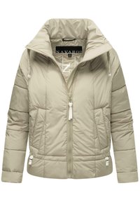 Beige pufferjack met een hoge kraag, rits aan de voorkant, twee zakken, elastische trekkoorden en een gewatteerde textuur. De stof is glad en lichtgewicht.