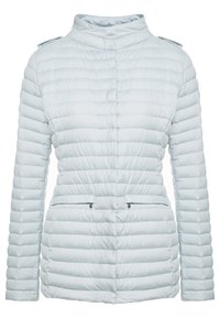 Světle modrá prošívaná bunda s vysokým límcem, zipovými kapsami a horizontálním prošívaným vzorem s patkami na ramenou.