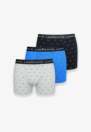 Trzy pary męskich bokserek: szare, niebieskie i czarne, każda z małymi wzorami kotwic, wyposażone w czarne elastyczne pasy z napisem "LANCERTO."