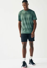 Next ACTIVE TIE DYE - Marškinėliai su spaudiniu - mottled green