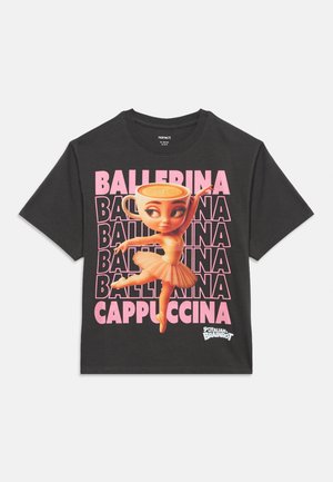 Czarna koszulka z różowym napisem "Ballerina Cappuccina" oraz sylwetką tańczącej baleriny z głową w kształcie filiżanki cappuccino i pianką latte art.