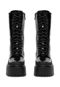 Bocanci de luptă din piele patentată neagră, cu şireturi în faţă, închidere cu fermoar, talpă groasă şi model texturat al tălpii.